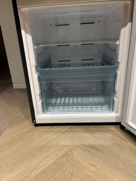Hitachi Bottom-Mounted Fridge/Freezer Silver 303L - Near New RRP $99963022182676227114