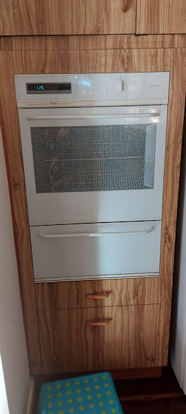 St George white Wall oven with separate grill, works well.630177643649311122