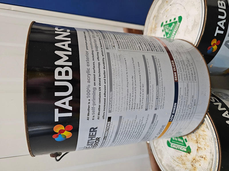 Taubmans Gloss Black Exterior Paint 63012444365571113