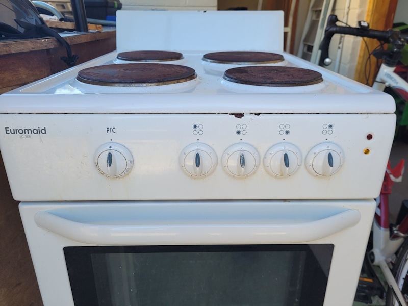 Free standing oven.63442828101891110