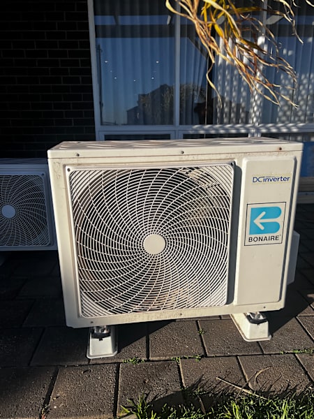 2 Air conditioning units with outdoor units63017765393411113