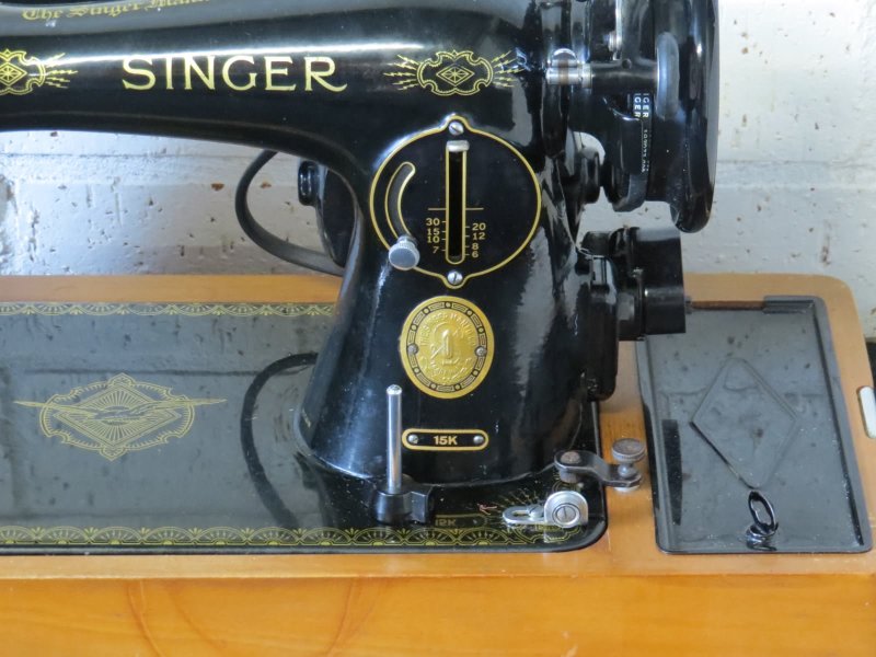 Vintage Singer sewing machine, 15k model, electric pedal, ex condition63612125889411113