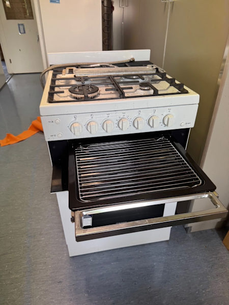 Gas oven, stove, grill - 4 years old and hardly used.63442740642819114