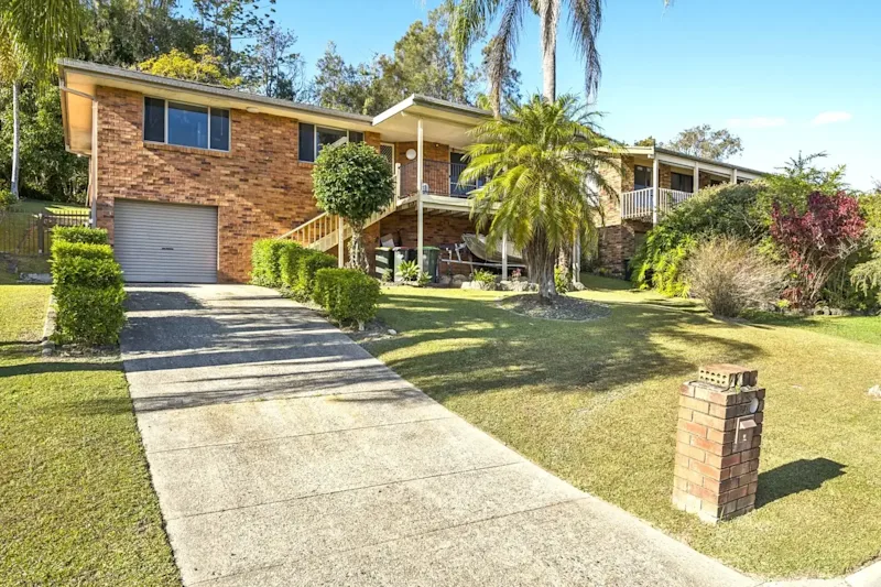 Double-Storey Family Home with Mountain Views62929683585538115
