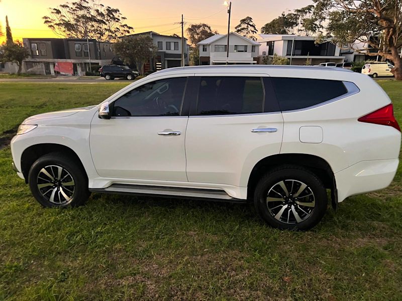 White Mitsubishi Pajero Sport 201662935690261634111