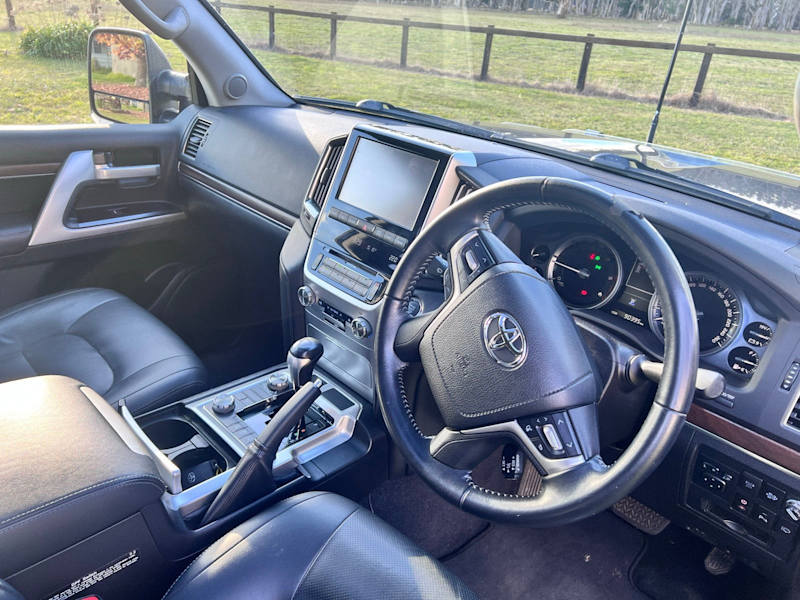 Toyota Landcruiser 200 series62936659861378114