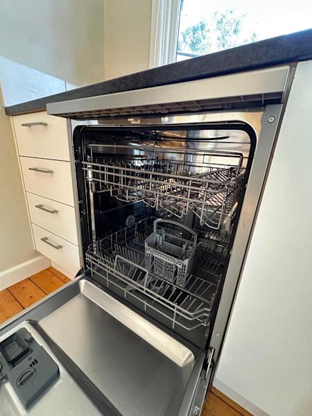 Dishwasher Stirling 1 yr old🏃63016485777665113