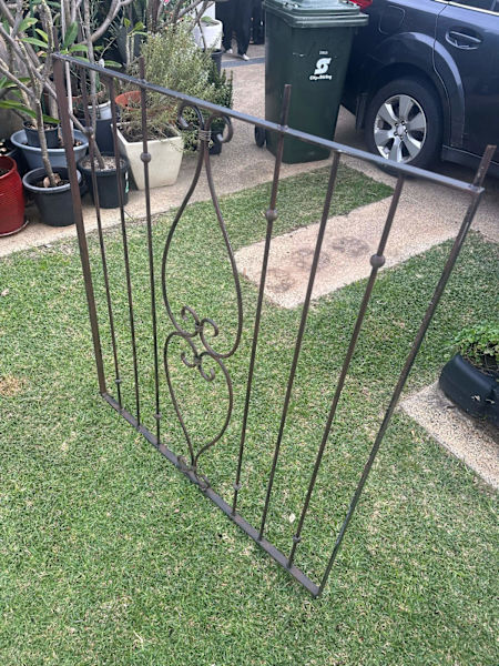 Rough iron balustrade with wooden handrail63438052387843110