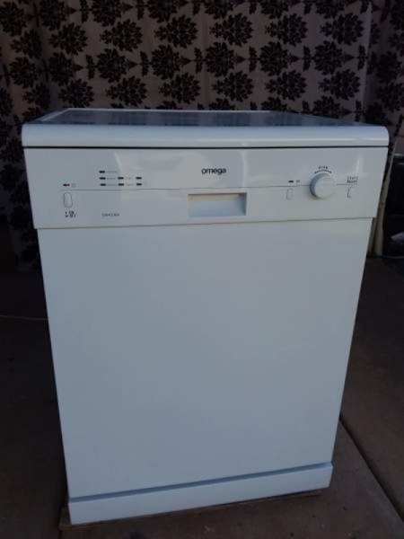 Omega White Dishwasher in as new condition63612126920450110