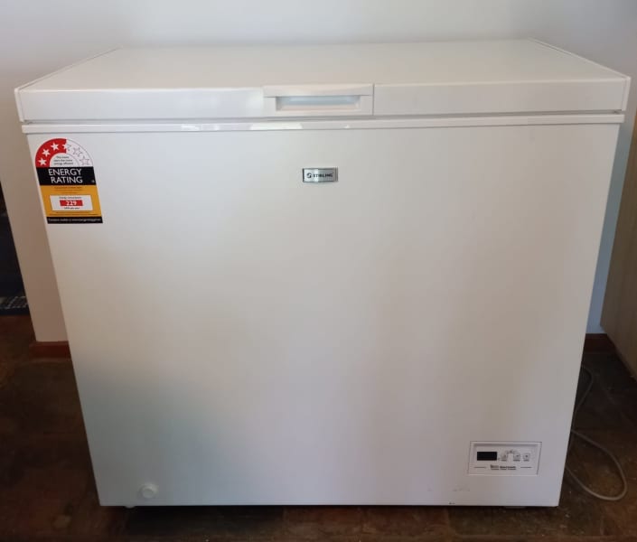 stirling 198l chest freezer