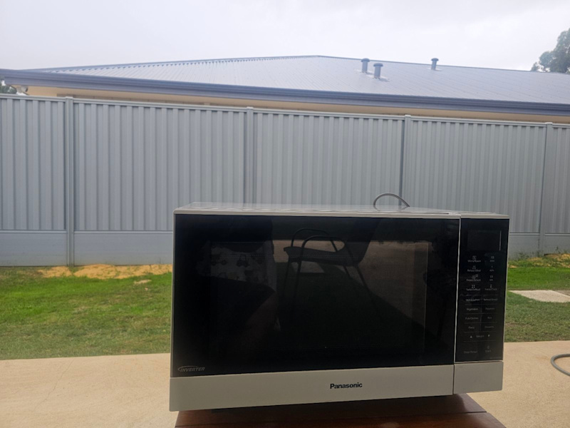 microwave  32  litre  good condition  and  works  well  clean  and  ti630137838539541129