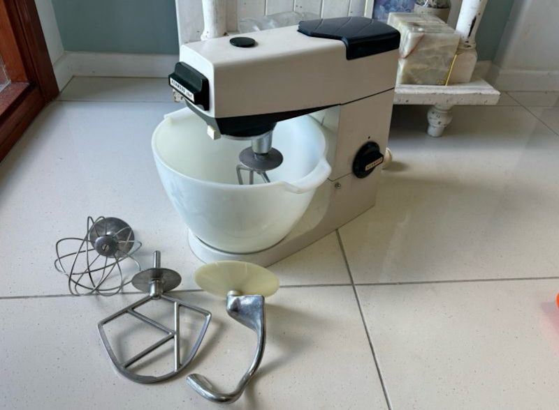 ~.1970s KENWOOD CHEF Mixer* Model A701A* Original bowl & attachments63018174407426111