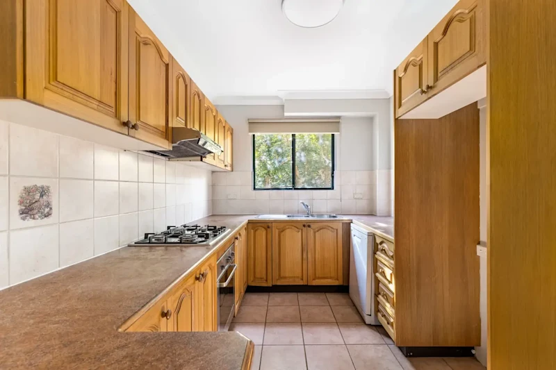 Spacious apartment with leafy outlooks63438962758274112