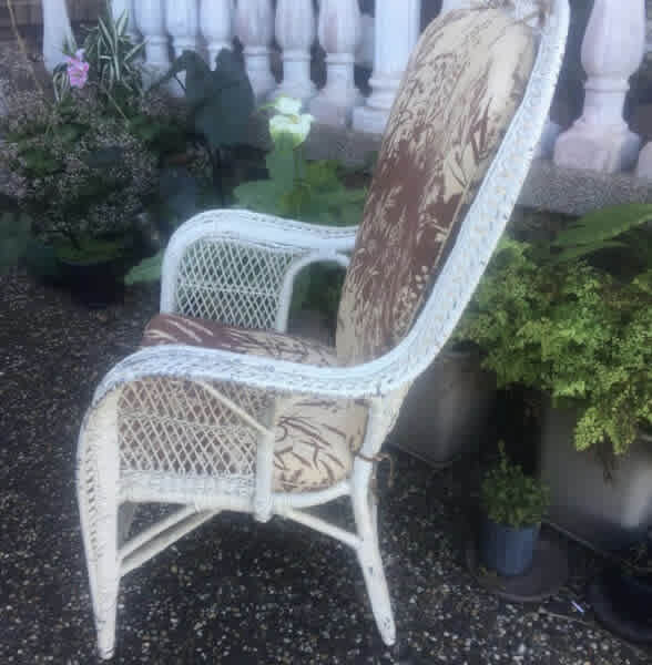 White CANE CHAIR PEACOCK STYLE large comfy attractive 111cm x72.5cm62866848928513111