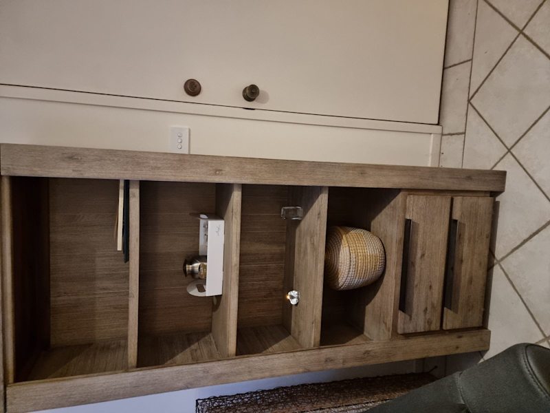 Toronto bookcase excellent condition 62863372430211111