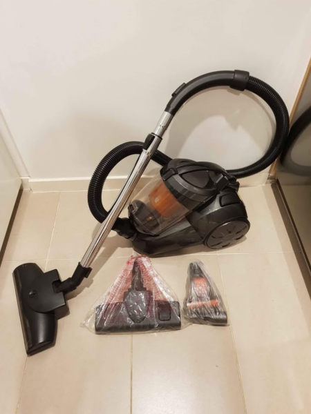 Bagless Multifloor Vaccum Cleaner with extra attachments63444104671617110