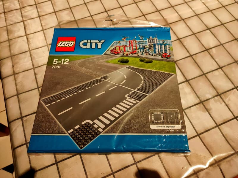 NEW LEGO CITY 7281 INCROCIO A T E CURVA T-JUNCTION AND CURVED ROAD PLATES 