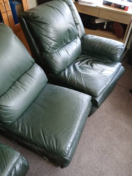Recliner lounge, green leather in fair condition62863410278145111