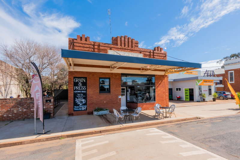 Well Established Cafe Business With Residence Or Investment!62929683619459111