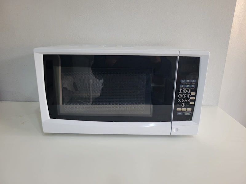 Kmart Microwave 20L almost brand new !!63021283224833111
