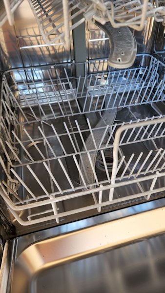 Good condition dishwasher.  63019076326273112