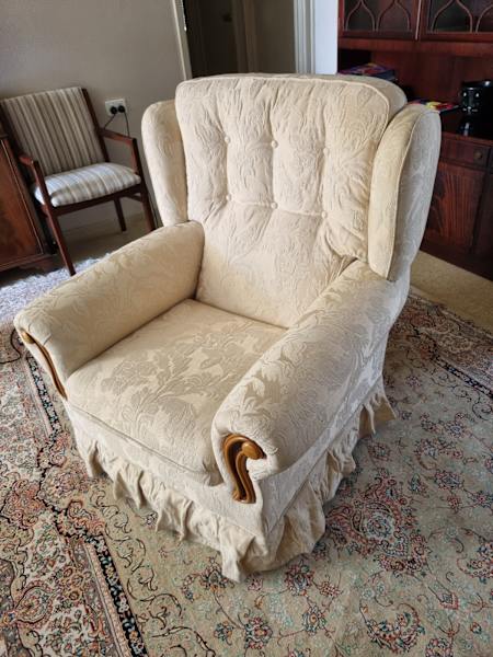Beautiful and comfy armchair628647241602571122