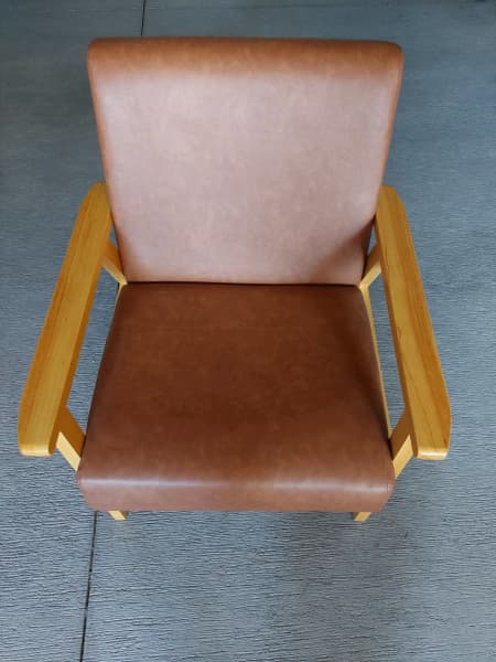 Timber and vinyl chair628634123020821125
