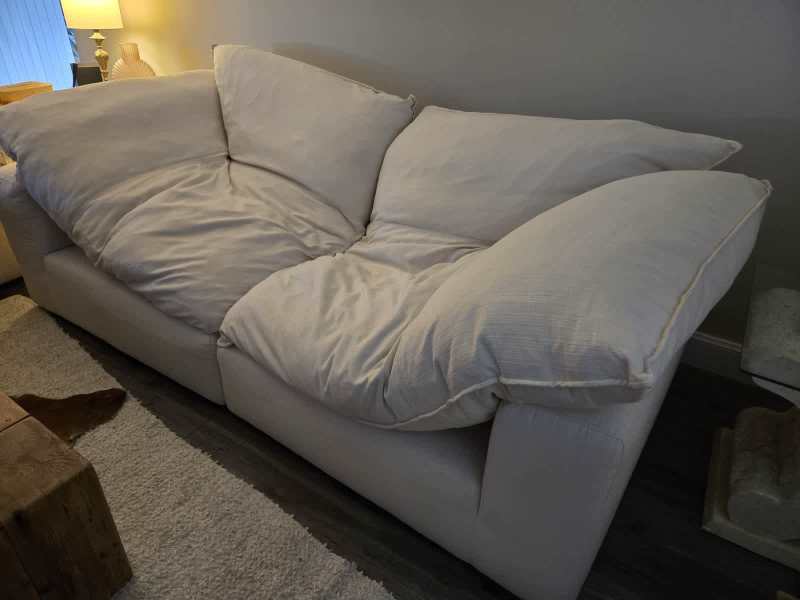 x2 Sorriso Cream 2 Seater Lounge
Sorriso Lounges
The Sorriso Lounge is62863374775171113