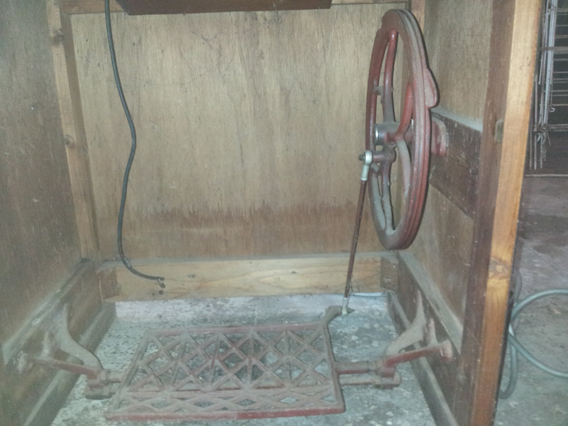 VINTAGE REYNOLDS TREADLE SEWING MACHINE IN CABINET WITH ACCESSORIES63019077703425111