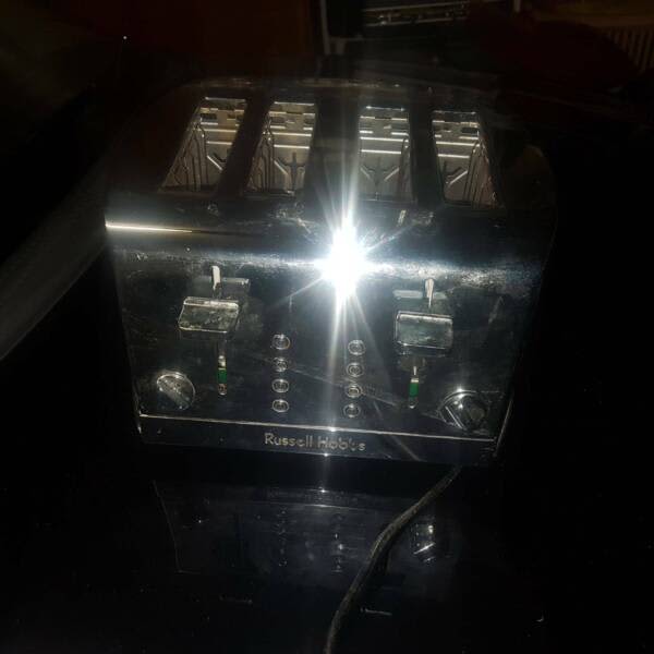 TOASTER RUSSEL HOBS.CHROME FINISH AND A 2ND 4 SLICE TOASTER FOR FREE63019991963650111