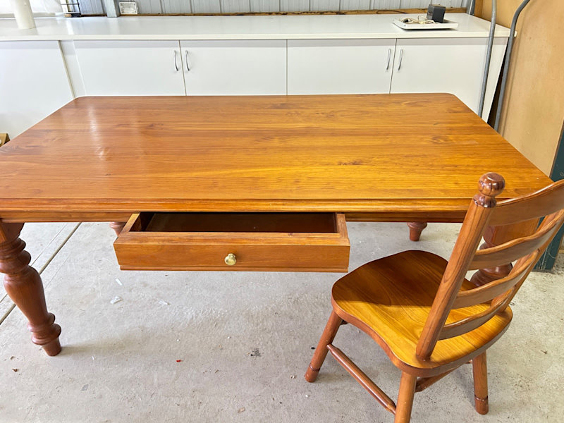 Wooden dining table62863372840323112