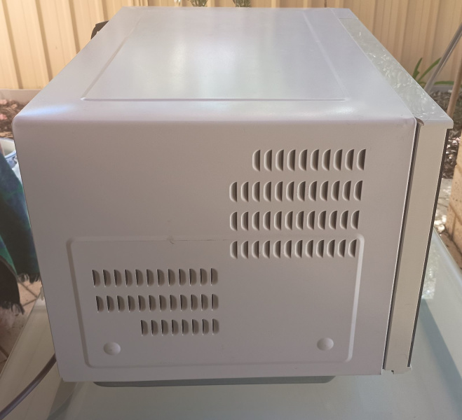 Panasonic flat bed inverter microwave oven 27 litre capacity.63013347726978111