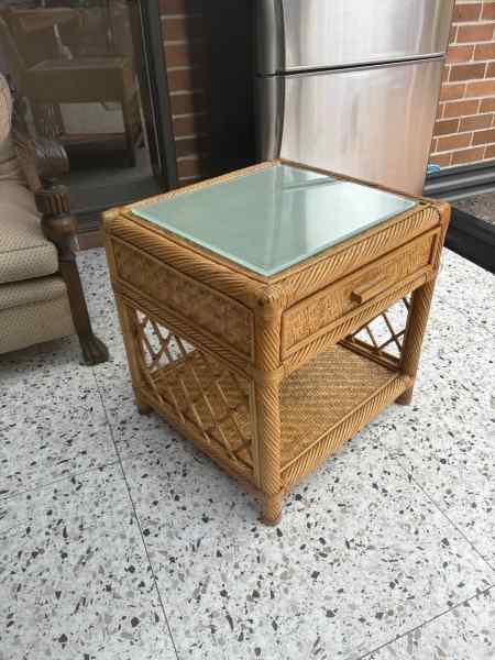 Vintage rattan side table /bedside in great condition 62864724018689112