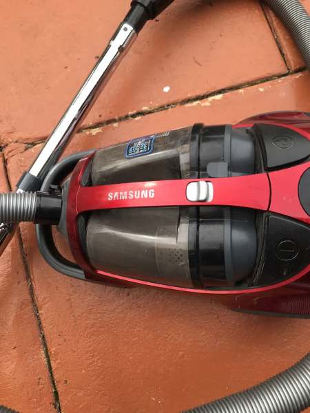 Bagless vacuum cleaner63004437405827110