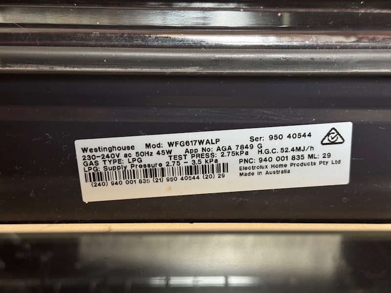 Gas oven, stove, grill - 4 years old and hardly used.63442740642819113
