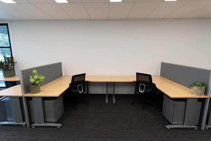 Office Space / 7 Hot Desks for Rent62930683874051111