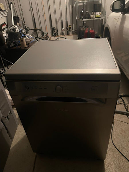 Under Bench Ariston Dishwasher. Good Condition. 63014709595394112