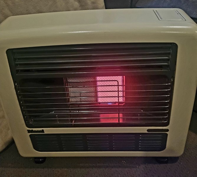 Rinnai Natural Gas Heater, 2 burner in immaculate condition.63470143588354111