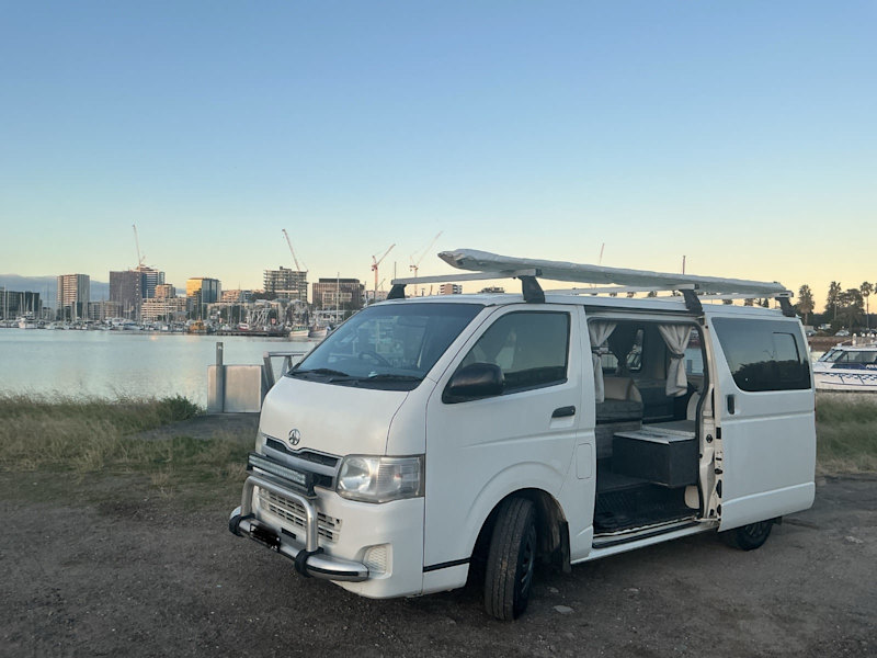 2011 TOYOTA HIACE LWB 5 SP MANUAL CAMPERVAN set up62937625542786110