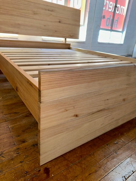 Connor Rustic Queen Bed62863375746434113