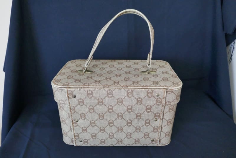 Beautiful vintage vanity case. Very good vintage condition with
