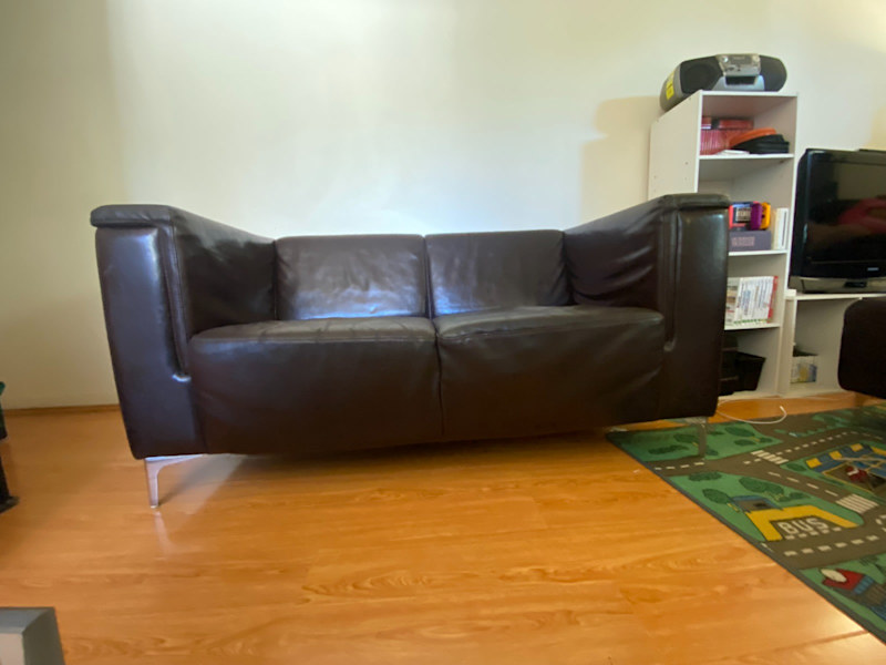 Leather two-seater couch62863383018113111