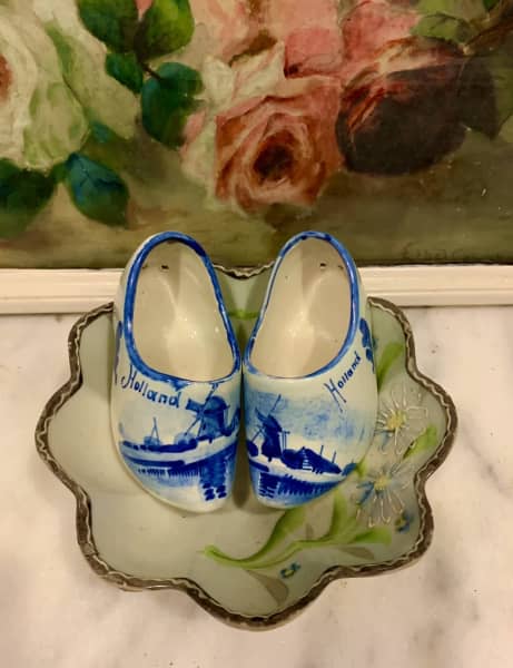 VINTAGE DELFT BLUE AND WHITE PORCELAIN CERAMIC PAIR OF DUTCH CLOGS