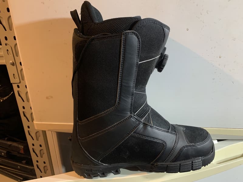 snowboarding boots size 9