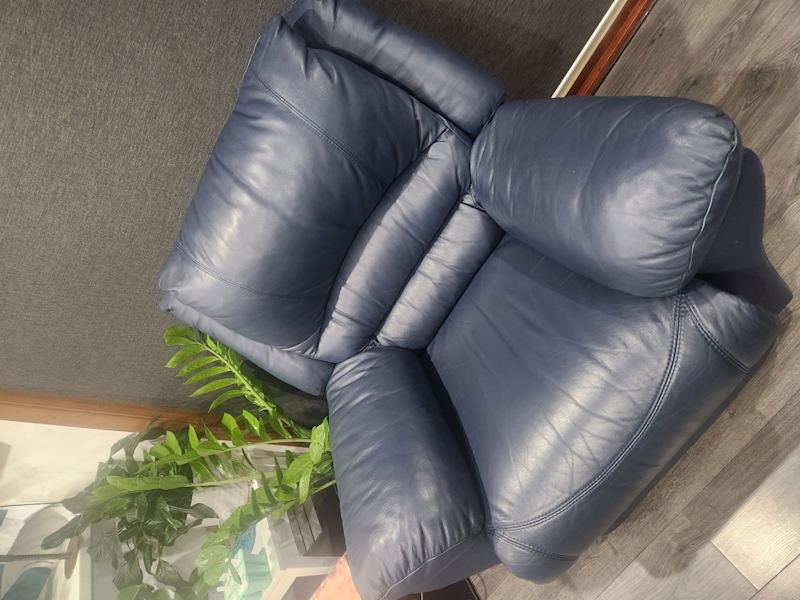 2 x single sofas Leather Tuggerah pick up  62863374505217111