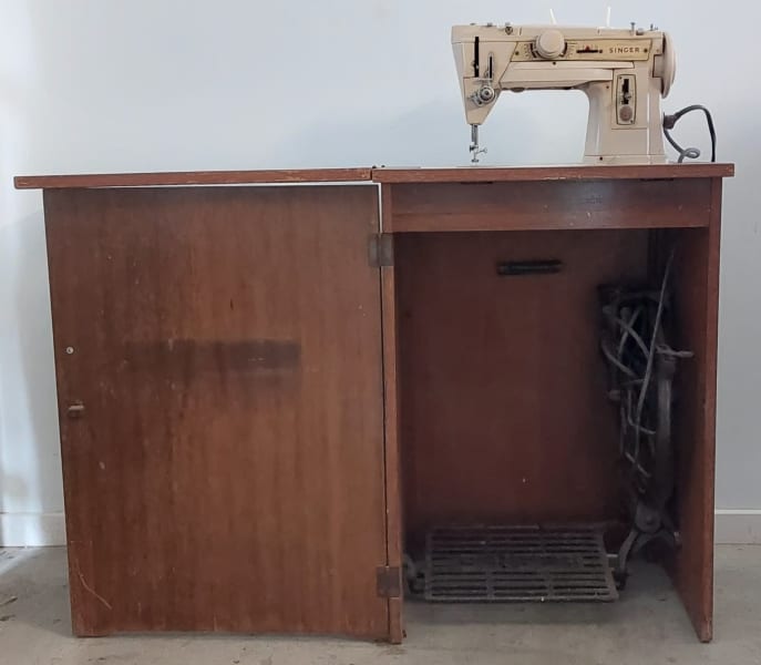 Singer Sewing Machine & custom made cabinet (1 owner)630173181817621120
