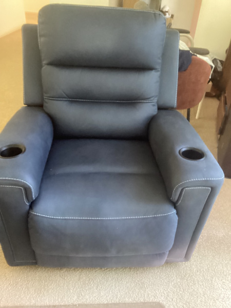 Near new electric recliner chair62863380166274111