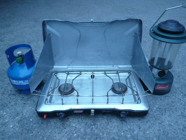 COLEMAN TRITON 2 BURNER STOVE WITH GAS CYLINDER AND BATTERY LANTERN63442571244033111