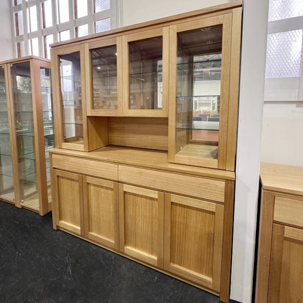 DU70 - Tassie Oak Buffet & Hutch62863381823491111