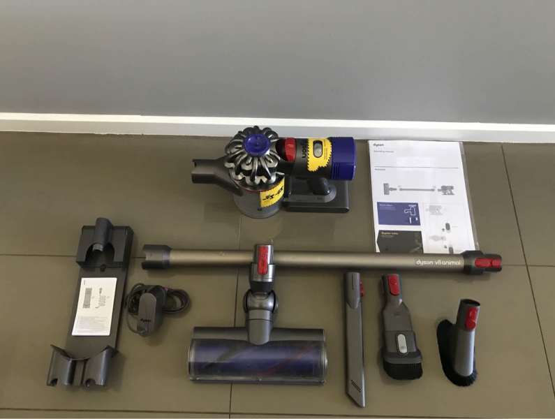 DYSON V8 ANIMAL CORDFREE VACUUM CLEANER IN AS NEW CONDITION.63612128780034110